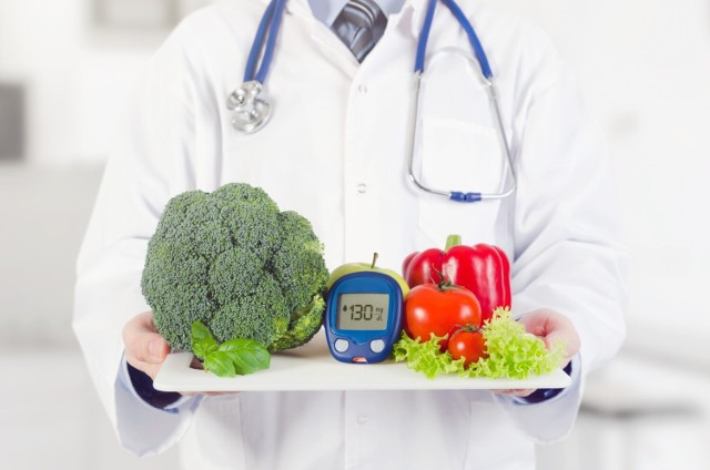 Stosowanie zbilansowanej diety pozwala kontrolować stężenie glukozy we krwi, a tym samym zmniejsza ryzyko rozwoju cukrzycy typu 2. 

Dowiedz się z kolejnych slajdów, jakie produkty mogą zwiększać ryzyko rozwoju tej choroby.