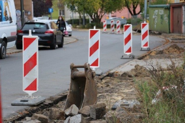 Przebudowa chodnika przy ul. Wesołej w Nowej Soli to jedna z wielu inwestycji drogowych realizowanych w mieście jesienią 2020 roku.