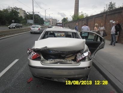 Kierowca ładowarko-koparki JCB jadący w kierunku miasta, nie zachował bezpiecznej odległości od pojazdu
poprzedzającego i uderzył w stojącego forda mondeo.

Siła uderzenia spowodowała, że ford najechał na tył fiata seicento a ten uderzył w seata, który stał przed nim. 


Wypadek Toruń Szosa Lubicka