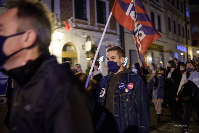 W poniedziałek 2 listopada protestowało kilkadziesiąt osób