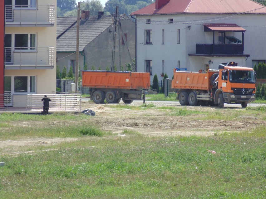 OTBS Oświęcim. Firma zakopała sterty śmieci pod blokiem. Pomogła straż miejska