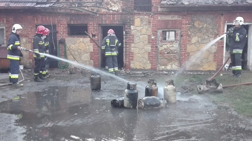 Pożar i wybuch butli z gazem w Bieniądzicach. 35-latek został ciężko poparzony [ZDJĘCIA]