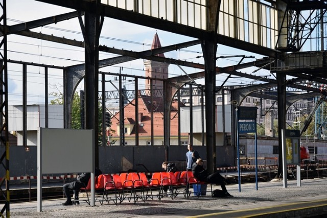 Remont dworca w Legnicy, perony 1, 2 i 5 zamknięte dla podróżnych