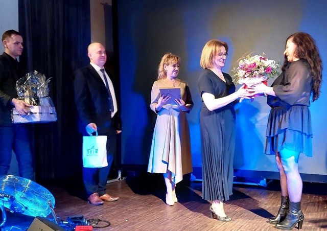 Na gali "Kobieta 23" nagrody wyjątkowym paniom wręczała poseł Agata Wojtyszek.
