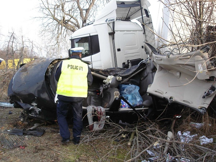 Tir zmiażdżył chryslera. 37-latka nie żyje