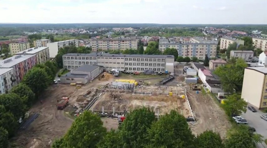 Trwa budowa hali sportowej przy Szkole Podstawowej nr 2 w Końskich. Zobacz postęp prac z lotu ptaka