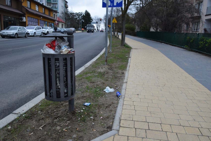 Wielka awantura w Sandomierzu. Uliczne śmietniczki toną w odpadach. Kto za to odpowiada? Zobacz zdjęcia
