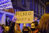 Hasła strajku kobiet w Świętochłowicach: "Wybór, nie zakaz", "Piekło kobiet", "To jest wojna". Nie zabrakło też czerwonej błyskawicy