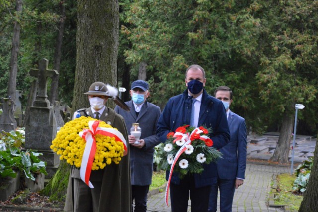 Kwiaty na grobach polskich bohaterów na cmentarzu w Przemyślu.