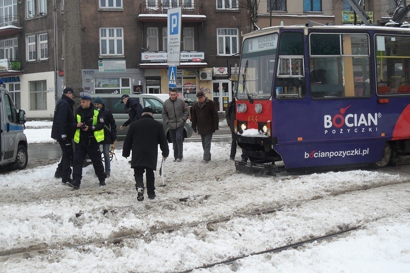 Częstochowa: Na rondzie Mickiewicza tramwaj potrącił 80-letnią kobietę [ZDJĘCIA]