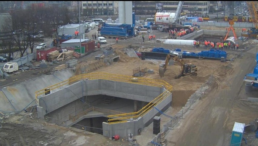 Budowa II linii metra: TBM zszedł pod ziemię [ZDJĘCIA, WIDEO]