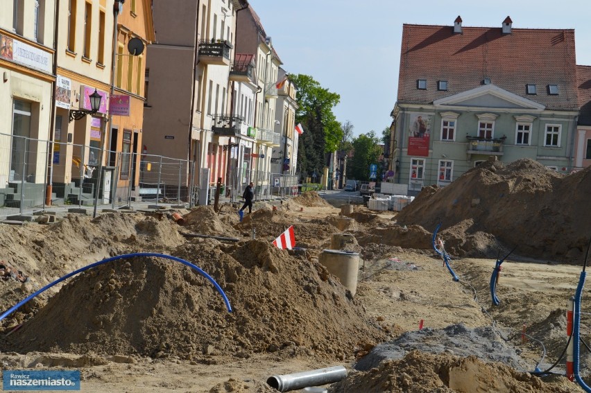 Rawicz. Prace przy rewitalizacji rynku postępują z każdym dniem. Jak obecnie wygląda centrum miasta? [ZDJĘCIA]