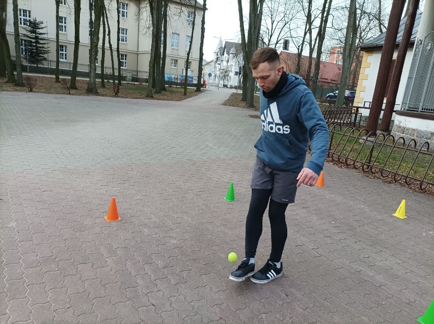 Patryk Górski ze Szczecinka trenuje żonglerkę piłeczką...