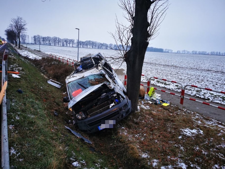 Wypadek na drodze krajowej nr 32. Bus wypadł z drogi, kierowca trafił do szpitala 