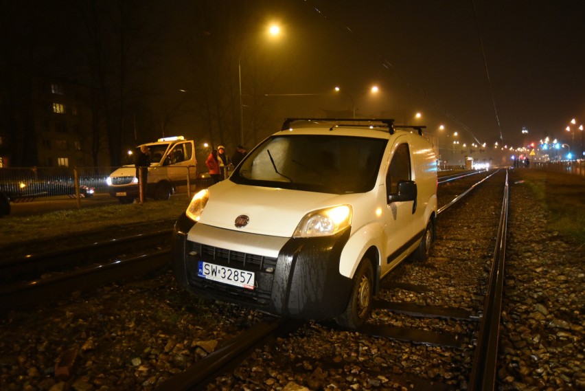 W Sosnowcu samochody jeżdżą po torach? Jeden kierowca...