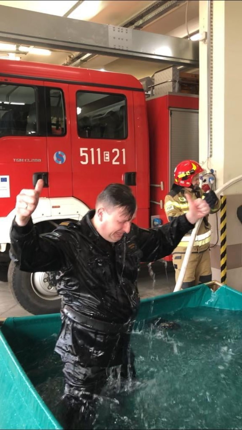 Kąpiel i prezenty na pożegnanie zastępcy komendanta straży pożarnej w Radomsku [ZDJĘCIA]