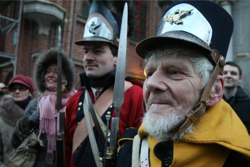 Garnizon Gdańsk zmienia wartę. Inscenizacja historyczna u stóp wieży więziennej