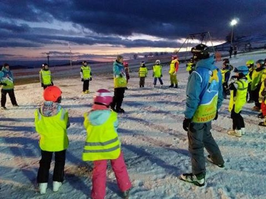 Dzieci z gminy Walim zaczęły w Rzeczce kurs nauki jazdy na nartach