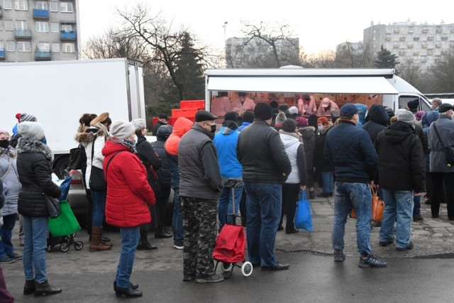 W przedświąteczny wtorek 23 grudnia  na kieleckich bazarach panowało niebywałe szaleństwo. Gigantyczne kolejki stały przed stoiskiem z wędlinami, karpiami, śledziami - generalnie tłok był wszędzie gdzie były świąteczne smakołyki. Z ciekawostek - jeśli ktoś nie lubi karpia mógł sobie kupić...raka. Świetnie szły też oczywiście choinki, wszystkie owoce i warzywa wykorzystywane na wigilijnych stołach.

Na kolejnych slajdach zobaczcie jakie szaleństwo panowało we wtorek 22 grudnia na kieleckich bazarach  