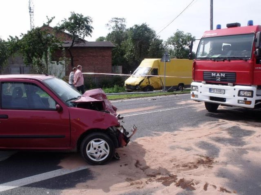 Wypadek w Pobiedziskach: Auto zderzyło się z busem