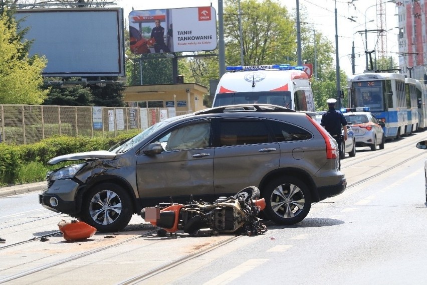 Wrocław. Zobacz zdjęcia z wypadku na ul. Hubskiej. Motocyklista w szpitalu