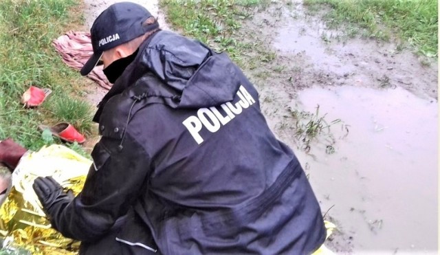 Policjanci udzielili pierwszej pomocy poszkodowanemu, znalezionemu przy wale przeciwpowodziowym w Brzeszczach, w okolicy rzeki Wisły