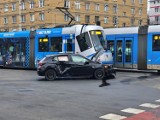 Wypadek na placu Legionów we Wrocławiu. Nieoznakowany radiowóz zderzył się z osobową hondą [ZDJĘCIA]