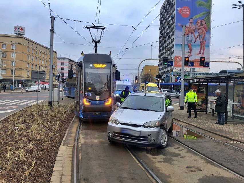 Jedno z uszkodzonych aut stanęło na środku skrzyżowania,...