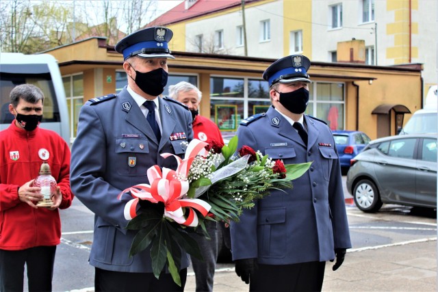 Aby uczcić pamięć poległych złożono kwiaty i zapalono znicze