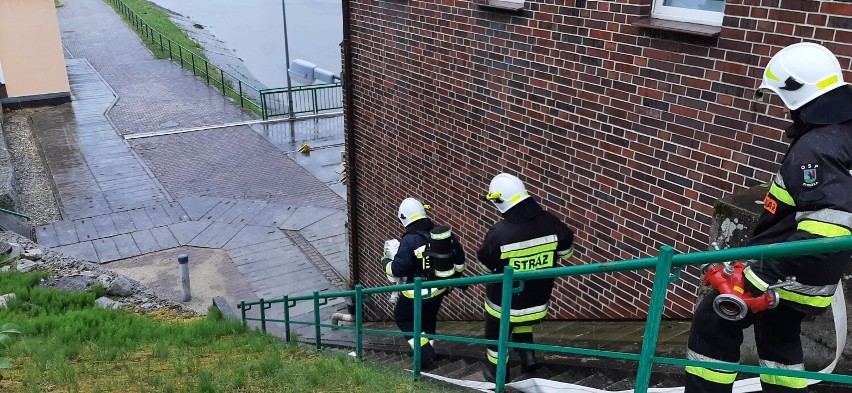 Akcja strażaków na terenie elektrowni wodnej Dychów.
