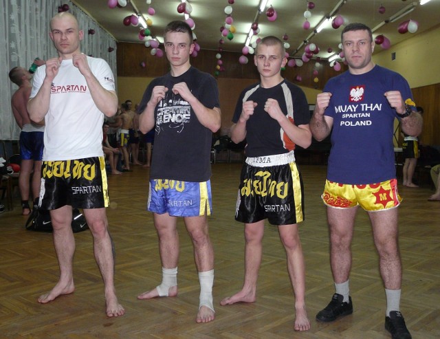 Trener Marek Wyciszkiewicz (z prawej) z bokserami Spartana, którzy walczyli w Krakowie