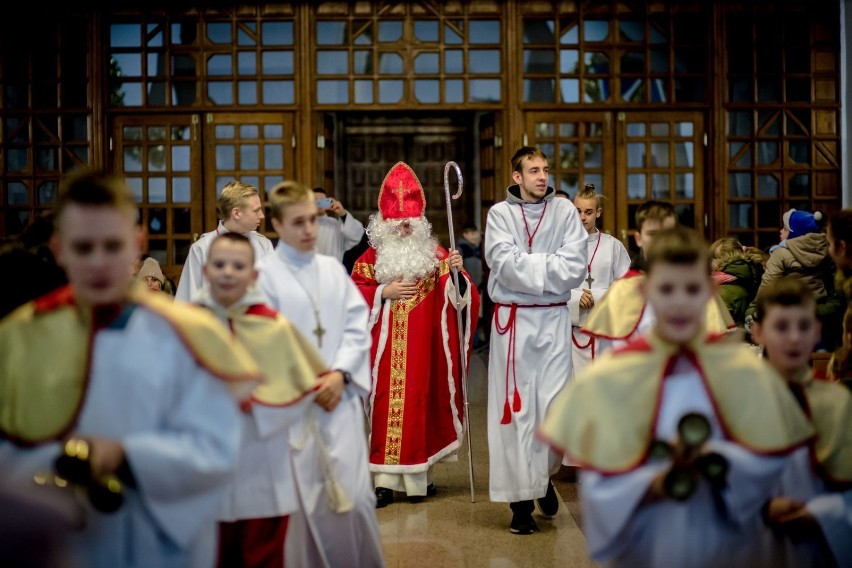 Wałbrzych: Mikołaj odwiedził dzieci w kościele na Podzamczu [ZDJĘCIA]