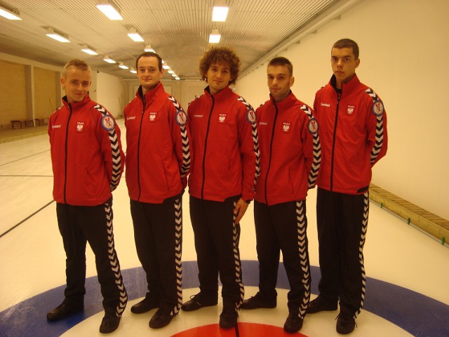 Michał Kozioł (czwarty od lewej) jest reprezentantem Polski w curlingu