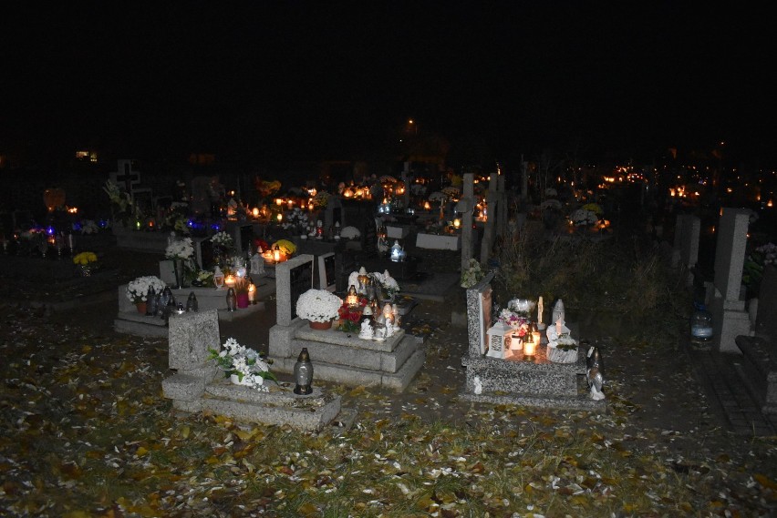 Cmentarz parafialny w Szymanowicach dwa dni po Wszystkich Świętych