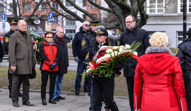 73. rocznica „Powrotu Gdańska do Macierzy”. Na zdjęciu: złożenie kwiatów pod pomnikiem "Tym co za Polskość Gdańska" [27.03.2018]