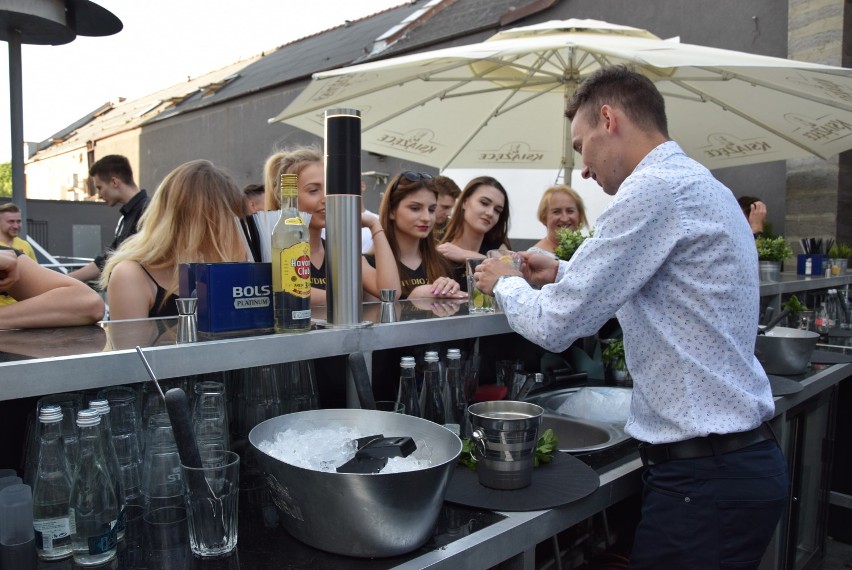 Misski i misterzy na kursie barmańskim. Jak zrobić drinki? Miss i Mister Podlasia 2018 już to wiedzą [zdjecia, video]