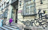 Wrocław: Graffiti szpeci Bibliotekę Uniwersytecką