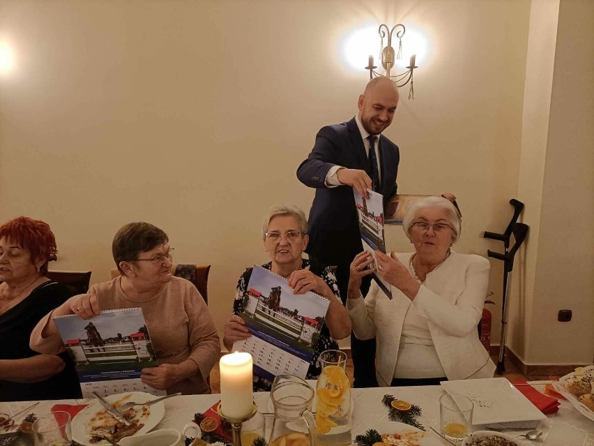 Członkowie Polskiego Związku Emerytów, Rencistów i Inwalidów z Niemczyna zasiedli do wspólnie do wigilijnego stołu