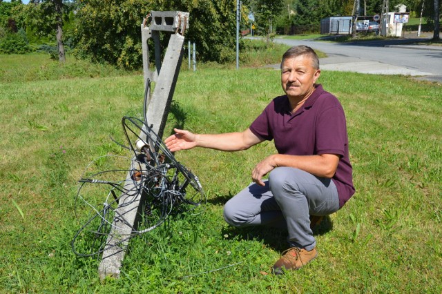 Powalone słupy wciąż znajdują się obok drogi, a sieć telekomunikacyjna nie została naprawiona. Jerzy Urbanek (na zdjęciu)  oraz inni mieszkańcy Siedlisk są oburzeni opieszałością firmy Orange