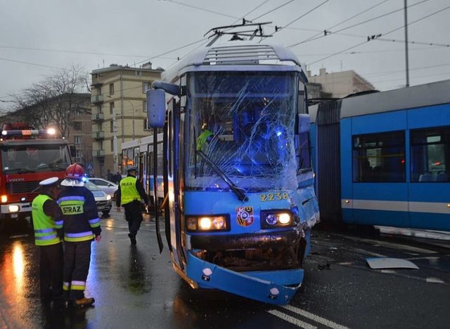 W 2018 roku wrocławskie MPK znalazło się na skraju bankructwa ujawnia, opublikowany dziś, raport NIK. Dotyczy komunikacji miejskiej w czterech miasta Dolnego Śląska za lata od 2016 do pierwszej połowy 2019. Wrocławski magistrat zbyt mało pieniędzy przeznacza na MPK – ocenia Izba. Inne problemy? Mamy dużo starych tramwajów i autobusów, zbyt mało jest przystosowanych do potrzeb osób niepełnosprawnych. Ale prawdziwy dramat jest z torami tramwajowymi. NIK wyliczył ile lat potrzeba żeby doprowadzić je do dobrego stanu technicznego. MPK odpowiada, że zalecenia NIK-u realizuje, kupuje i modernizuje tramwaje oraz autobusy. A tory? Mamy sporo do zrobienia, ale i jest coraz lepiej – zapewnia rzecznik MPK. Poprawiły się też finanse spółki.