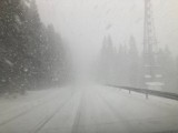 Zamieć śnieżna na zakopiance. Trudne warunki na drodze krajowej. Kierowcy muszą uważać