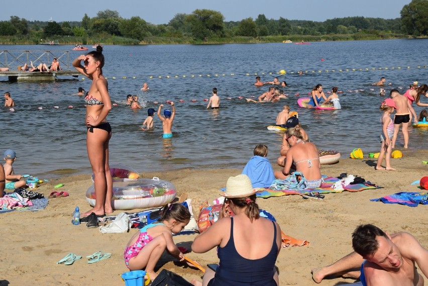 Mieszkańcy uwielbiają plażować nad zalewem Dojlidy