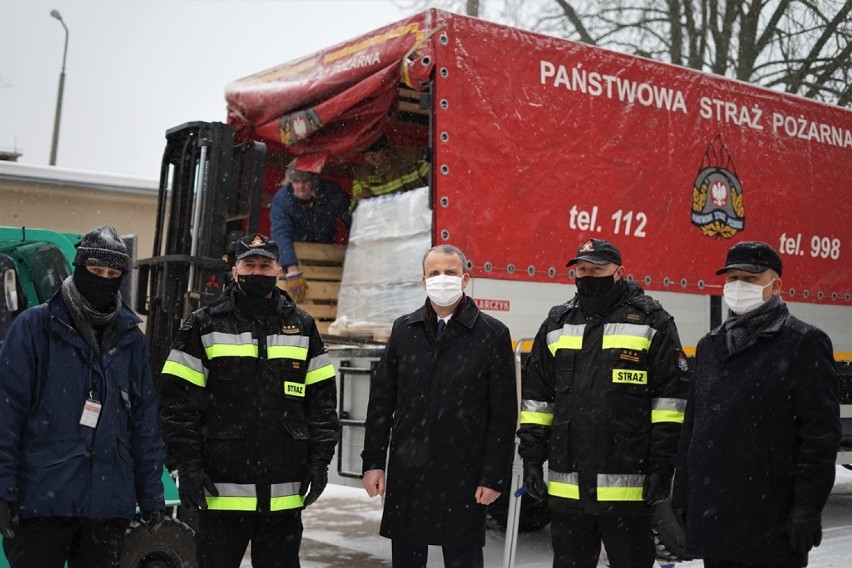 O działaniach związanych z transportem wojewoda Michał Zieliński rozmawiał z komendantem szkoły aspirantów PSP w Poznaniu st. bryg. Maciejem Zdęgą oraz wielkopolskim komendantem wojewódzkim PSP st. bryg. Dariuszem Matczakiem