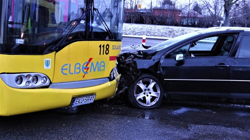 Do groźnego wypadku z udziałem autobusu miejskiego i samochodu osobowego doszło 1 lutego w Kutnie na ulicy Chrobrego