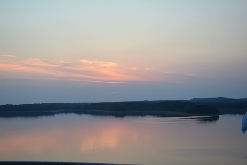 Zachód słońca nad jeziorem w Ińsku. ZDJĘCIA z wieży widokowej 