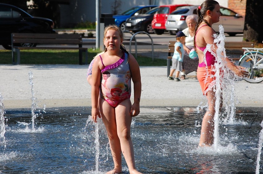 Kościan. Nowa fontanna na Placu Wolności to raj dla dla dzieci w upalne dni