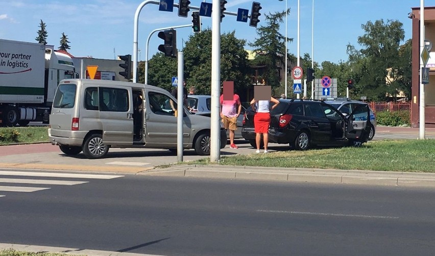 Zderzenie dwóch samochodów na skrzyżowaniu ulicy Okrzei z Wronią we Włocławku [zdjęcia]