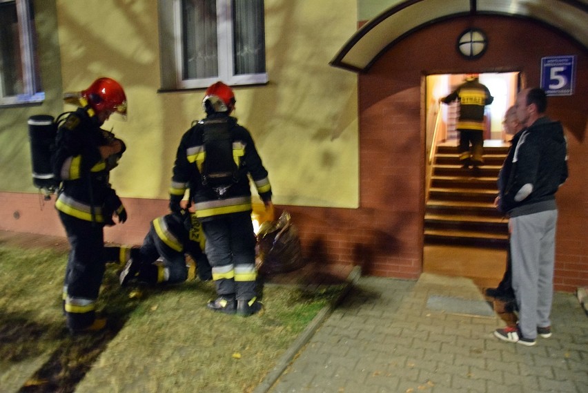 Halloweenowy psikus?! Stargardzcy strażacy i policjanci działali przy ulicy Słowackiego 5