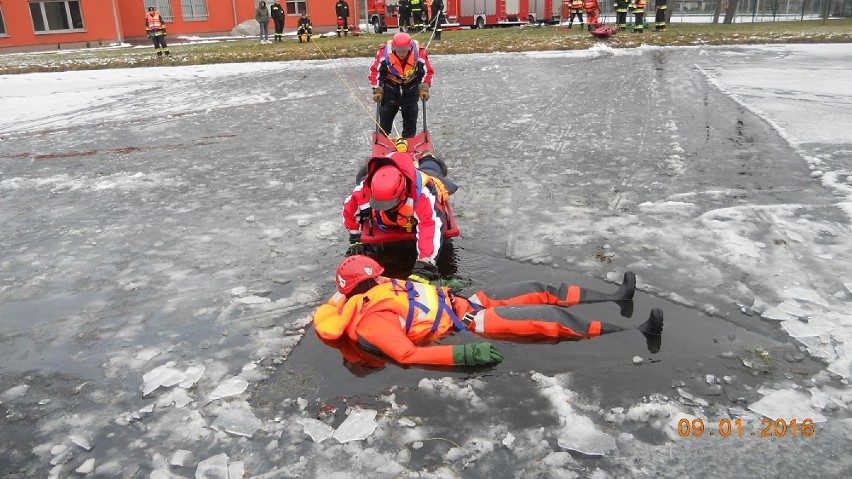 KP PSP w Turku: Warsztaty szkoleniowe na lodzie
