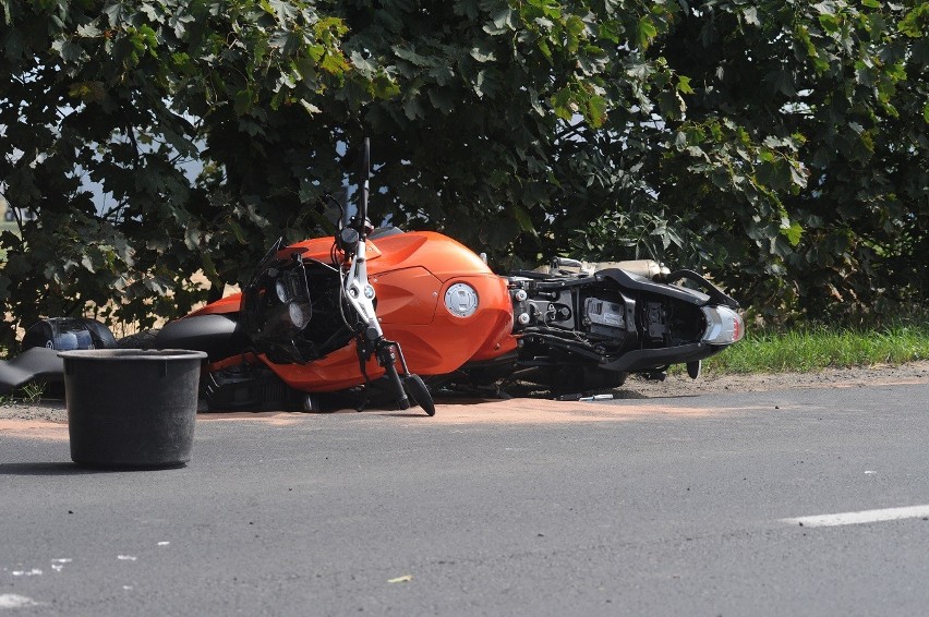 Kraksa na obwodnicy Śremu - motocykl wbił się w fiata na ul....